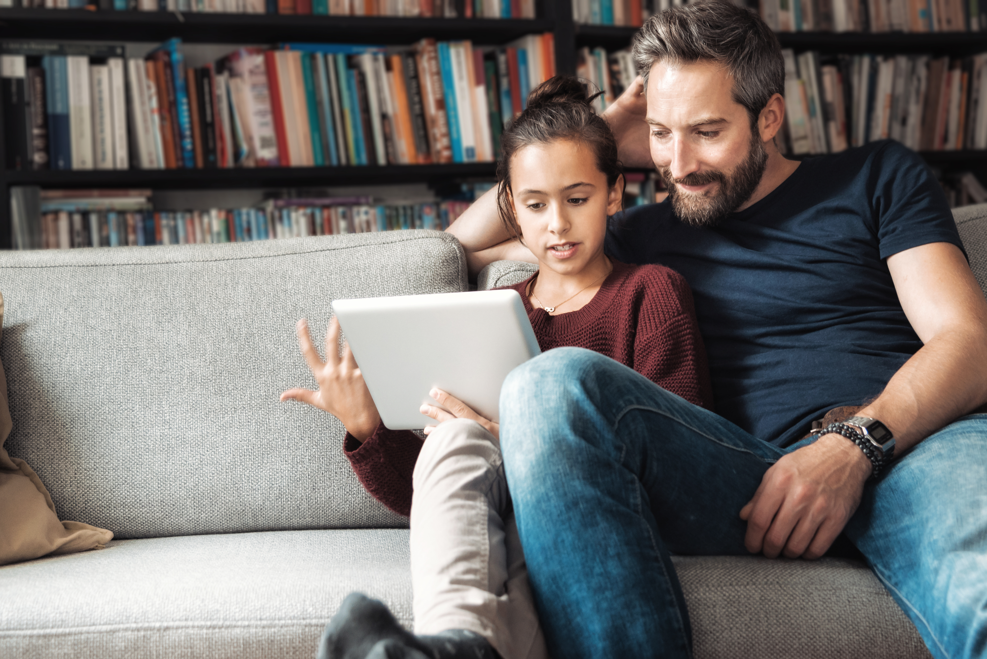 Bilde av far og datter som sitter i sofa – Libresse
